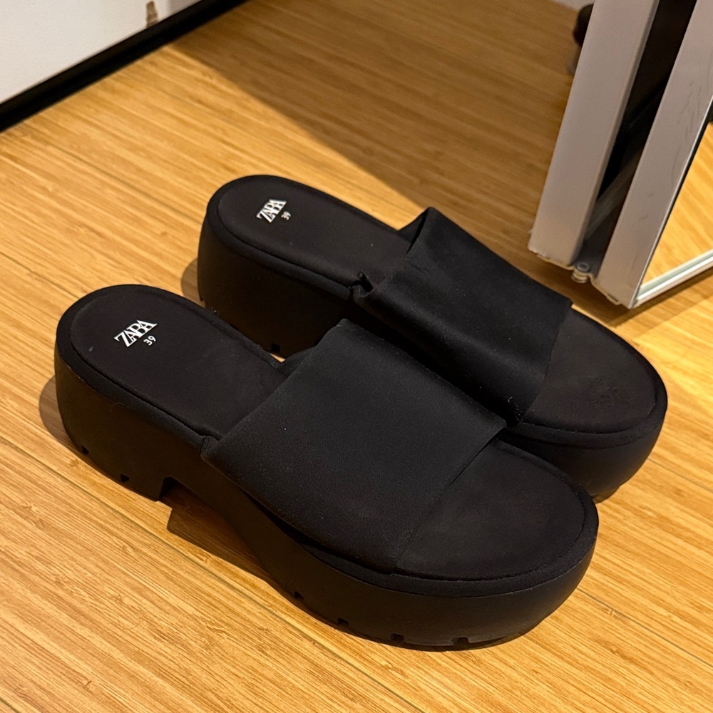 Zara lightly worn Black Platform Mules